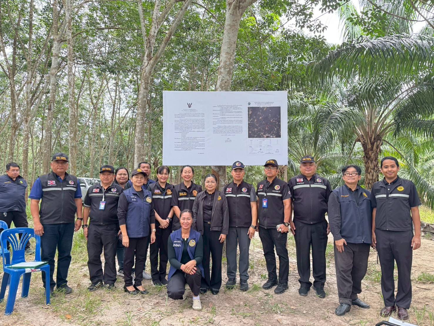 วันศุกร์ที่ 21 พฤศจิกายน 2568 ส.ป.ก.ระยอง นำโดยนางวิไลกัลยา สาริพันธ์ ปฏิรูปที่ดินจังหวัดระยอง พร้อมเจ้าหน้าที่ ส.ป.ก.ระยอง ร่วม ขับเคลื่อนนโยบายการแก้ไขปัญหาผู้ครอบครองในเขตปฏิรูปที่ดินที่ไม่ยินยอมเข้าสู่กระบวนการปฏิรูปที่ดินเพื่อเกษตรกรรมและมอบโฉนดเพื่อการเกษตร”