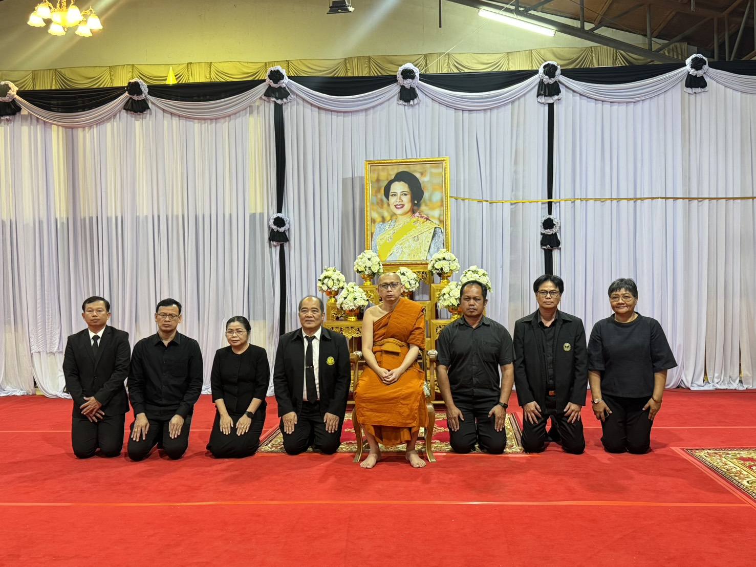 วันศุกร์ที่ 21 พฤศจิกายน 2568 เวลา 19.00น. นางวิไลกัลยา สาริพันธ์ ปฏิรูปที่ดินจังหวัดระยอง พร้อมข้าราชการ ส.ป.ก.ระยอง พร้อมข้าราชการกระทรวงเกษตรและสหกรณ์ เข้าร่วมในพิธีบำเพ็ญกุศลสวดพระพุทธมนต์และสวดพระอภิธรรมเพื่อถวายเป็นพระราชกุศลแด่สมเด็จพระนางเจ้าสิริกิติ์ พระบรมราชชินีนาถ พระบรมราชชนนีพันปีหลวง 