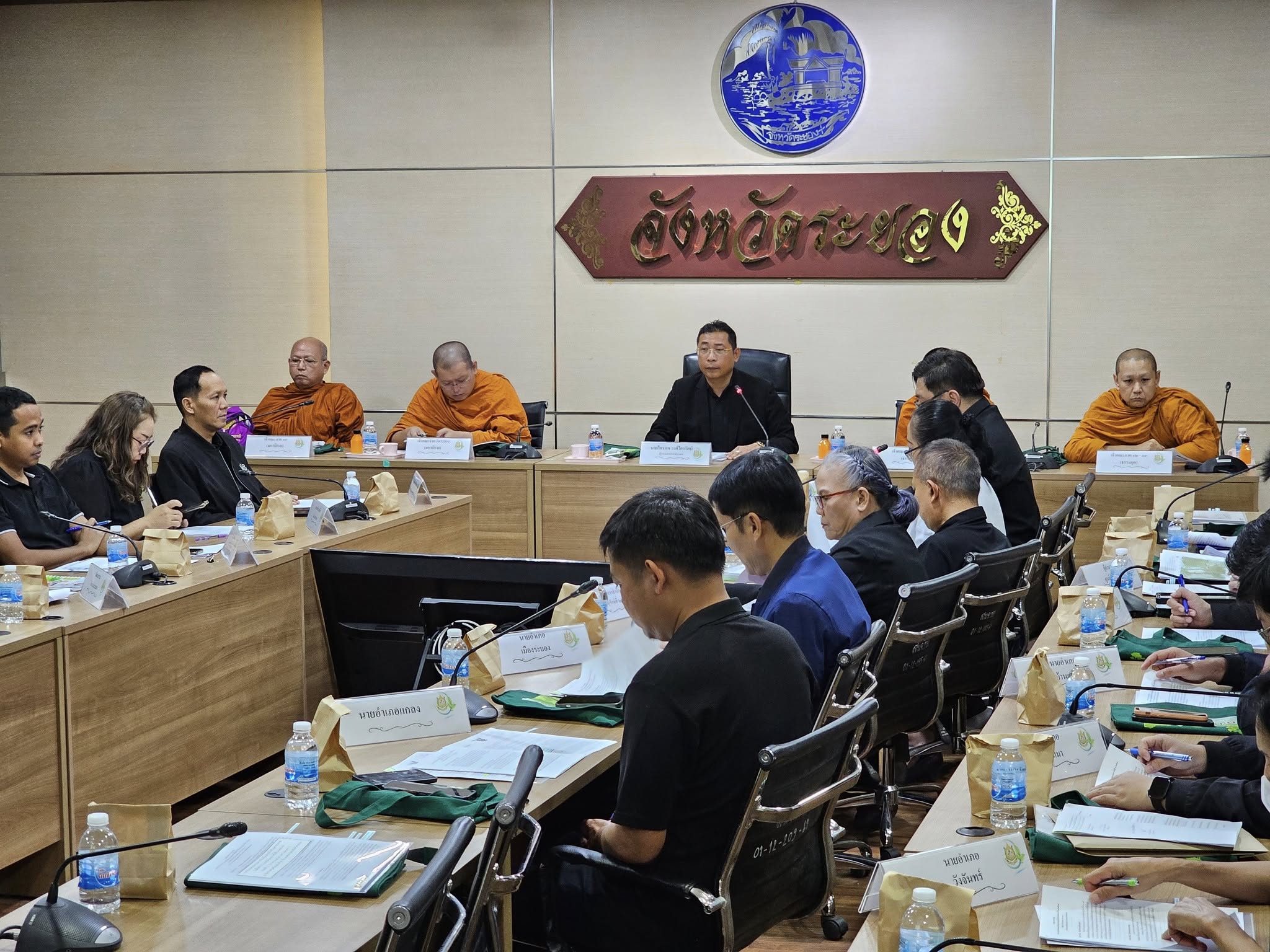 วันพุธที่ 3 ธันวาคม 2568 นางวิไลกัลยา สาริพันธ์ ปฏิรูปที่ดินจังหวัดระยอง มอบหมายเจ้าหน้าที่กลุ่มกฎหมาย เข้าร่วมประชุมคณะกรรมการป้องกันและแก้ไขปัญหาพระสงฆ์ในพื้นที่ป่าไม้ระดับจังหวัด จังหวัดระยอง ครั้งที่ 1/2568 