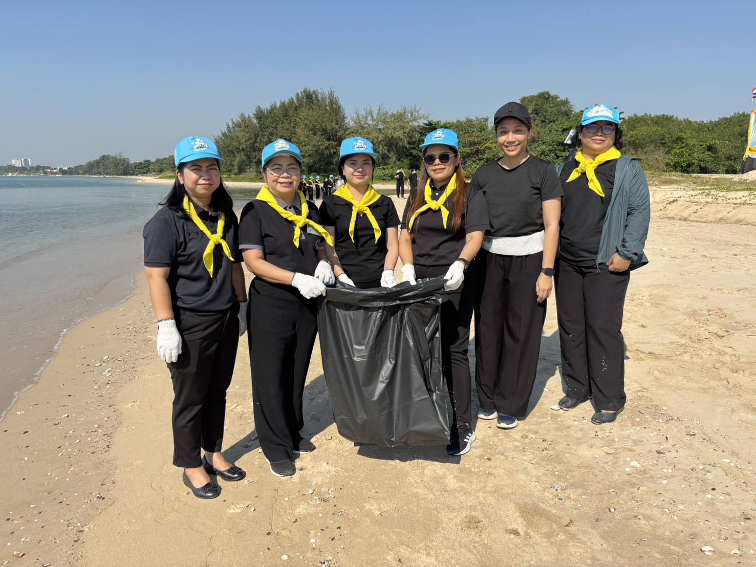 วันพุธที่ 3 ธันวาคม 2568 เวลา 09.30 น. นางวิไลกัลยา สาริพันธ์ ปฏิรูปที่ดินจังหวัดระยอง พร้อมข้าราชการ ส.ป.ก.ระยอง เข้าร่วมเปิดกิจกรรมจิตอาสาพัฒนาภูมิทัศน์และทำความสะอาดชายหาดหนองแฟบ เนื่องในวันพ่อแห่งชาติ 3 ธันวาคม 2568