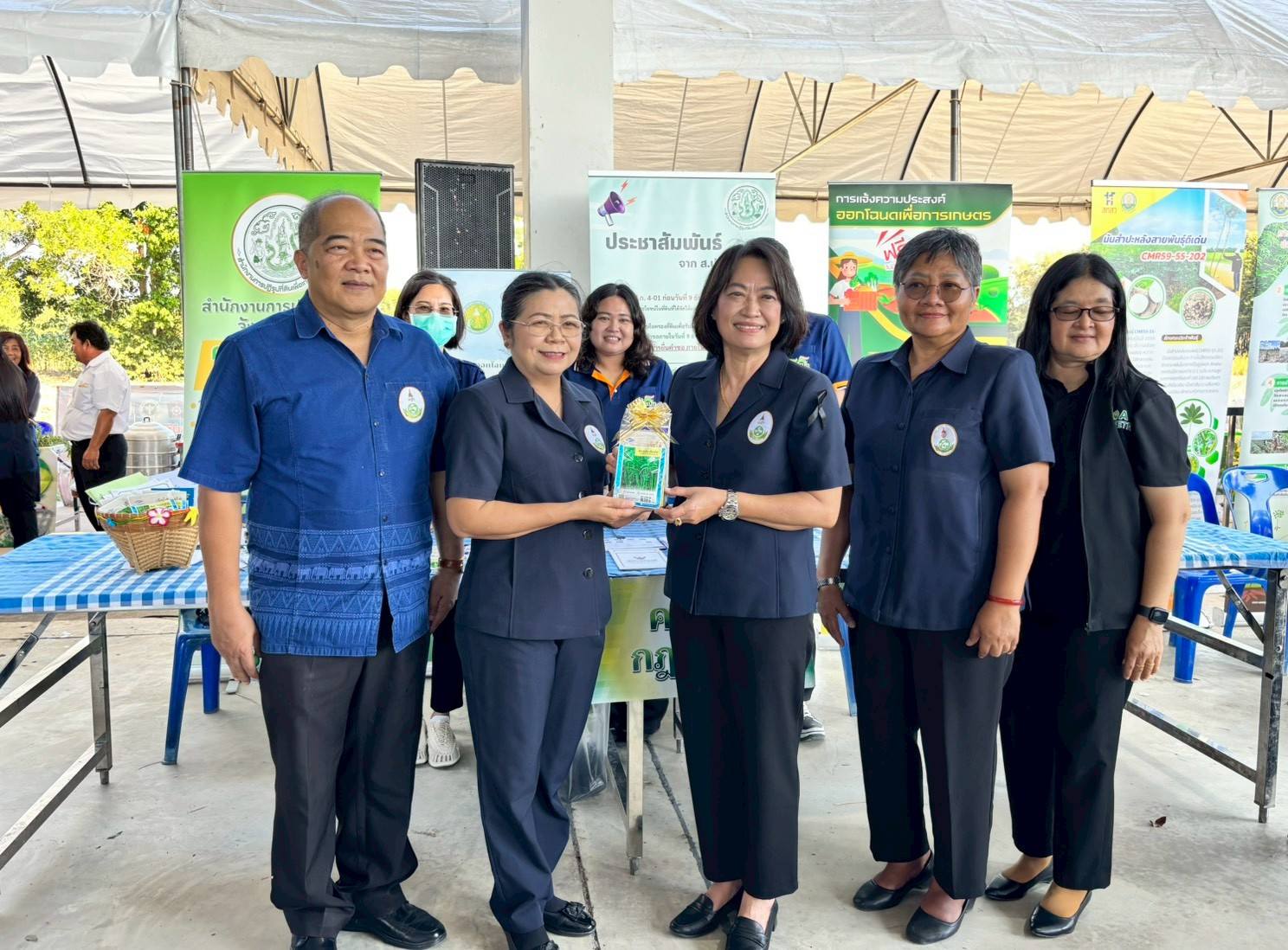 วันที่ 24 ธันวาคม 2568 นางวิไลกัลยา สาริพันธ์ ปฏิรูปที่ดินจังหวัดระยอง พร้อมเจ้าหน้าที่ ส.ป.ก.ระยอง และหน่วยงานในกระทรวงเกษตรและสหกรณ์ เข้าร่วมจัดนิทรรศการโครงการคลินิคเคลื่อนในพระราชานุเคราะห์สมเด็จพระบรมโอรสาธิราช ฯ สยามมกุฎราชกุมาร ไตรมาสที่ 1/2569 