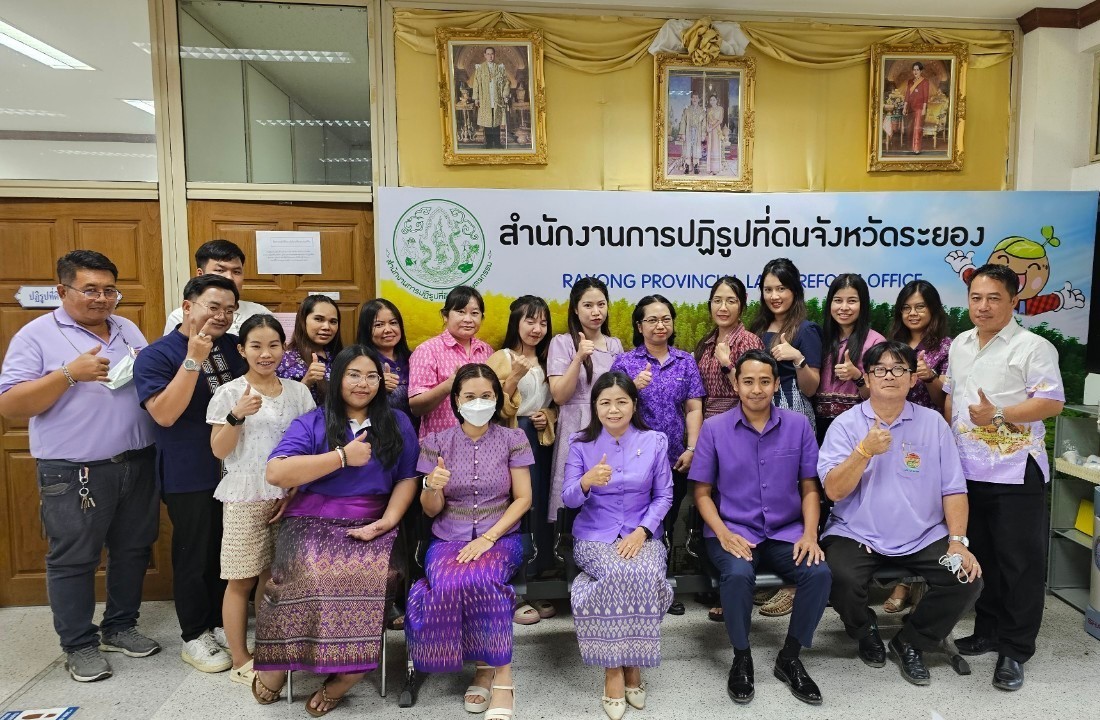 สำนักงานการปฏิรูปที่ดินจังหวัดระยอง ร่วมกิจกรรมสวมใส่ผ้าไทย หิ้วถุงผ้า ถือปิ่นโต เพื่อสืบสานวัฒนธรรมไทย และสร้างภาพลักษณ์ที่ดีต่อองค์กร