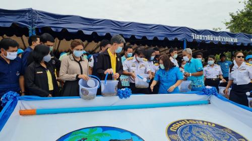 สำนักงานการปฏิรูปที่ดินจังหวัดระยอง ร่วมพิธีปล่อยพันธุ์สัตว์น้ำ เนื่องในวันประมงแห่งชาติ ประจำปี 2563