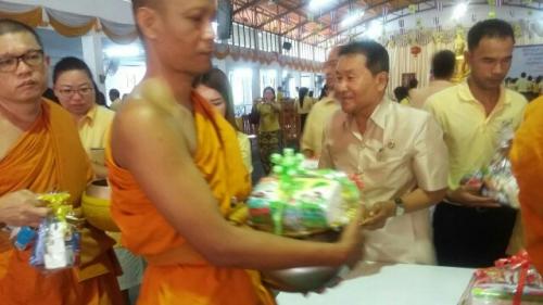 พิธีทำบุญตักบาตรถวายเป็นพระราชกุศล 9 มิ.ย. 59