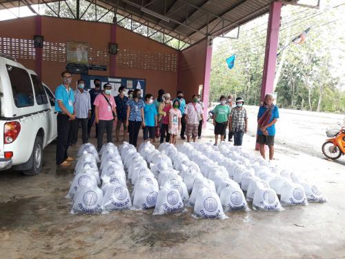 สำนักงานการปฏิรูปที่ดินจังหวัดระยอง นำเกษตรกรที่สมัครเข้าร่วมโครงการส่งเสริมและพัฒนาเกษตรทฤษฎีใหม่ในเขตปฏิรูปที่ดิน ประจำปีงบประมาณ 2563 รับมอบปัจจัยการผลิต