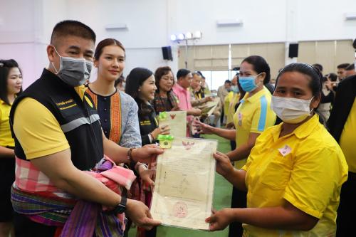 [NEWS] A Press Release No.1: Capt. Thammanat and Prof. Dr. Narumon teamed up to hand over Sor Por Kor 4-01 and to provide agricultural inputs to farmers in land reform area of Amnat Charoen Province.