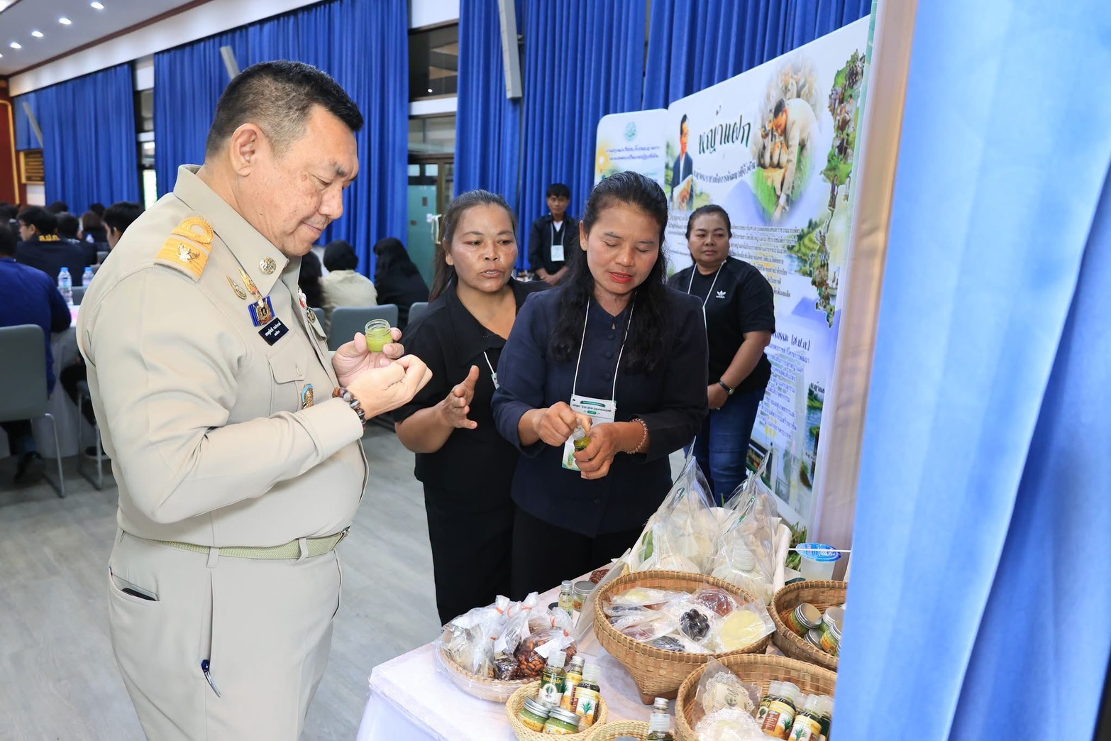 title - สวผ.ร่วมพิธีเปิดโครงการฝึกอบรมเชิงปฏิบัติการ หลักสูตร  “รู้ปลูก รู้รักษา รู้คุณค่าของหญ้าแฝก”