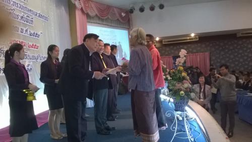 ที่ปรึกษารัฐมนตรีว่าการกระทรวงเกษตรและสหกรณ์ พลตรีอินทรัตน์ ยอดบางเตย มอบ ส.ป.ก.4-01  