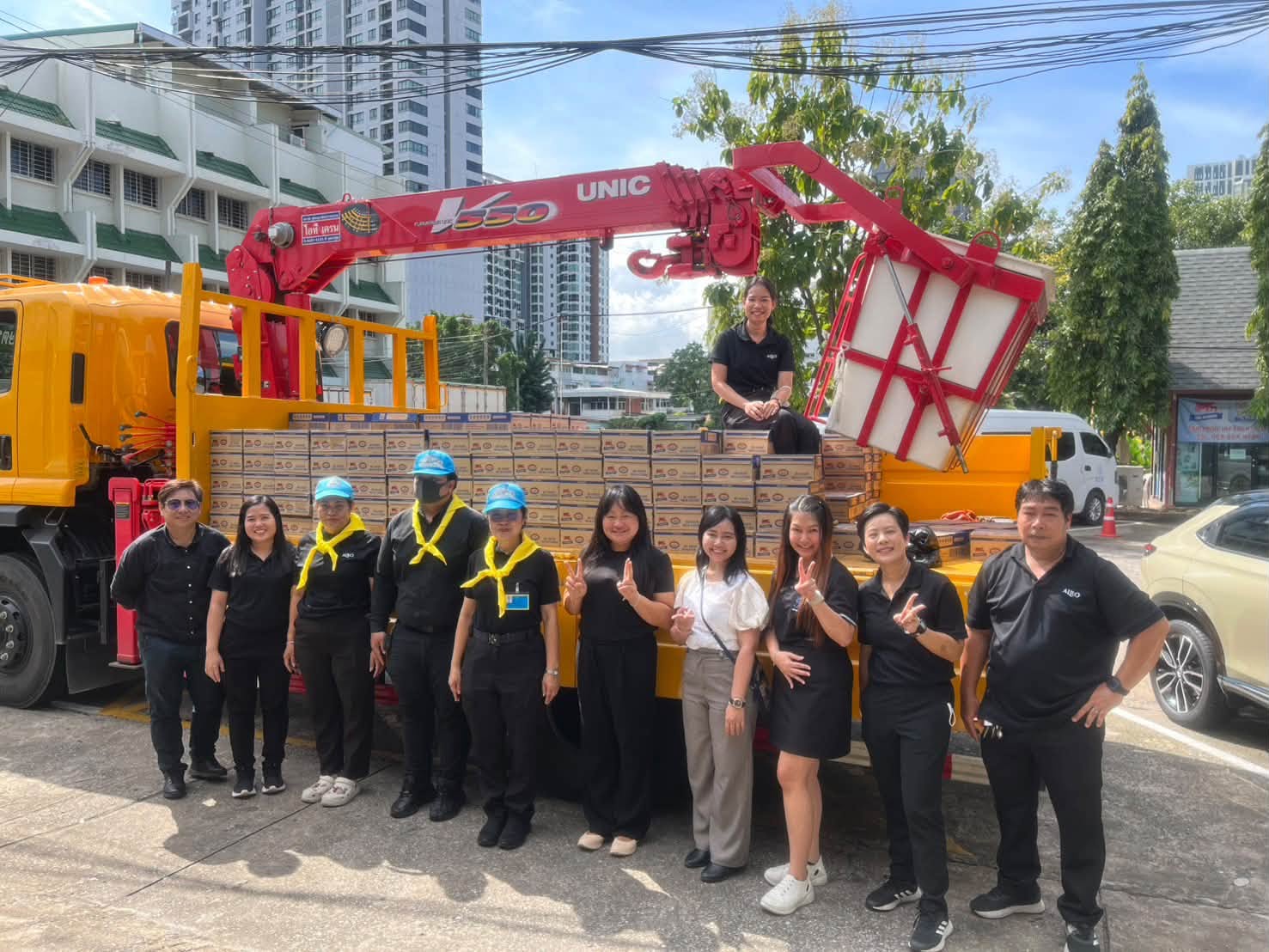 title - ส.ป.ก. ร่วมภารกิจขนส่ง “นม” UHT ไทย เดนมาร์ค จำนวน 6,000 กล่อง เพื่อช่วยเหลือประชาชนผู้ประสบภัยน้ำท่วมในพื้นที่กรุงเทพฯ และปริมณฑล