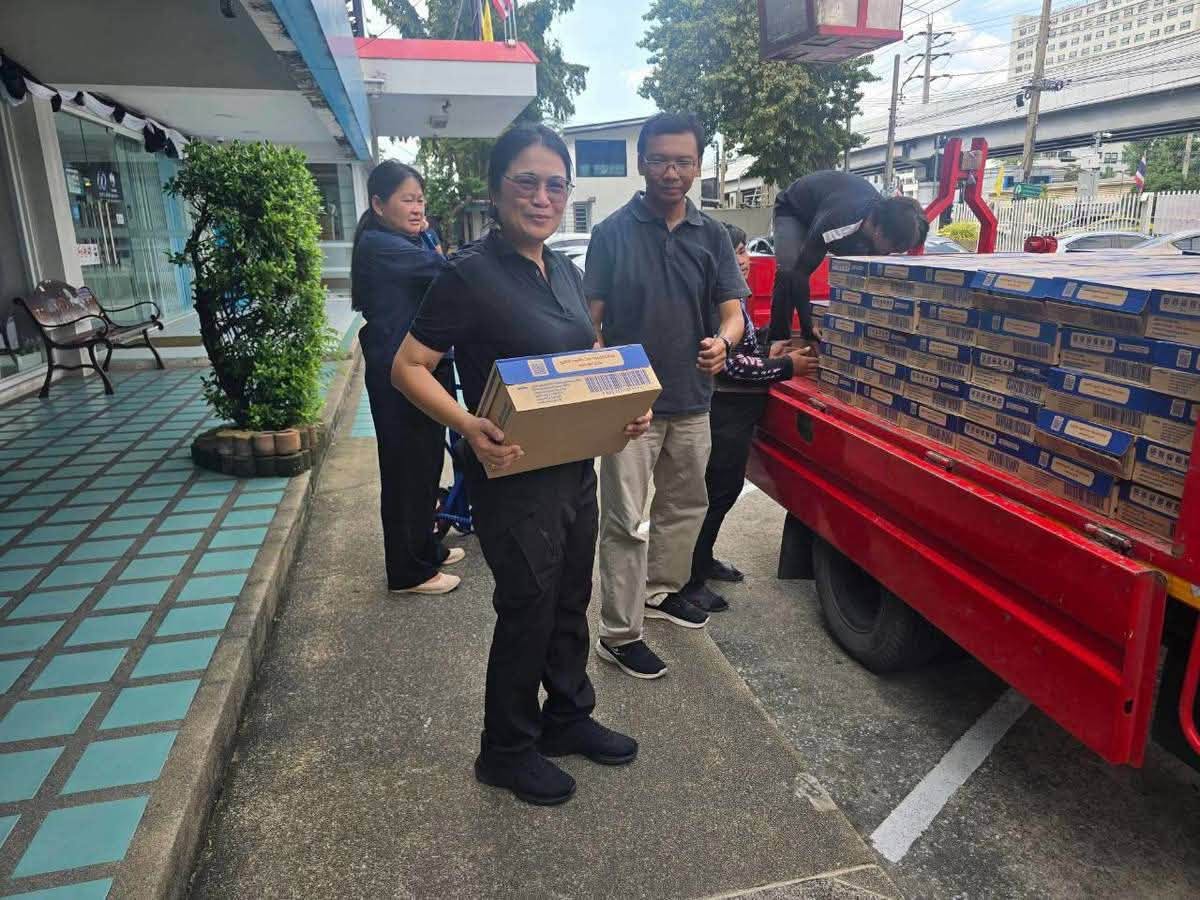 title - ส.ป.ก. ร่วมภารกิจขนส่ง “นม” UHT ไทย เดนมาร์ค จำนวน 6,000 กล่อง เพื่อช่วยเหลือประชาชนผู้ประสบภัยน้ำท่วมในพื้นที่กรุงเทพฯ และปริมณฑล