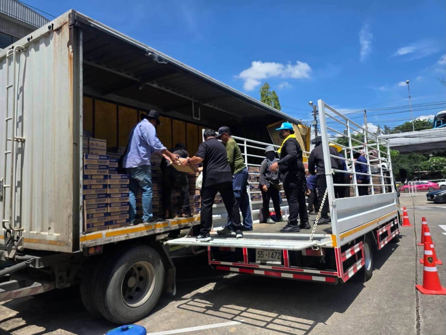 title - ส.ป.ก. ร่วมภารกิจขนส่ง “นม” UHT ไทย เดนมาร์ค จำนวน 6,000 กล่อง เพื่อช่วยเหลือประชาชนผู้ประสบภัยน้ำท่วมในพื้นที่กรุงเทพฯ และปริมณฑล