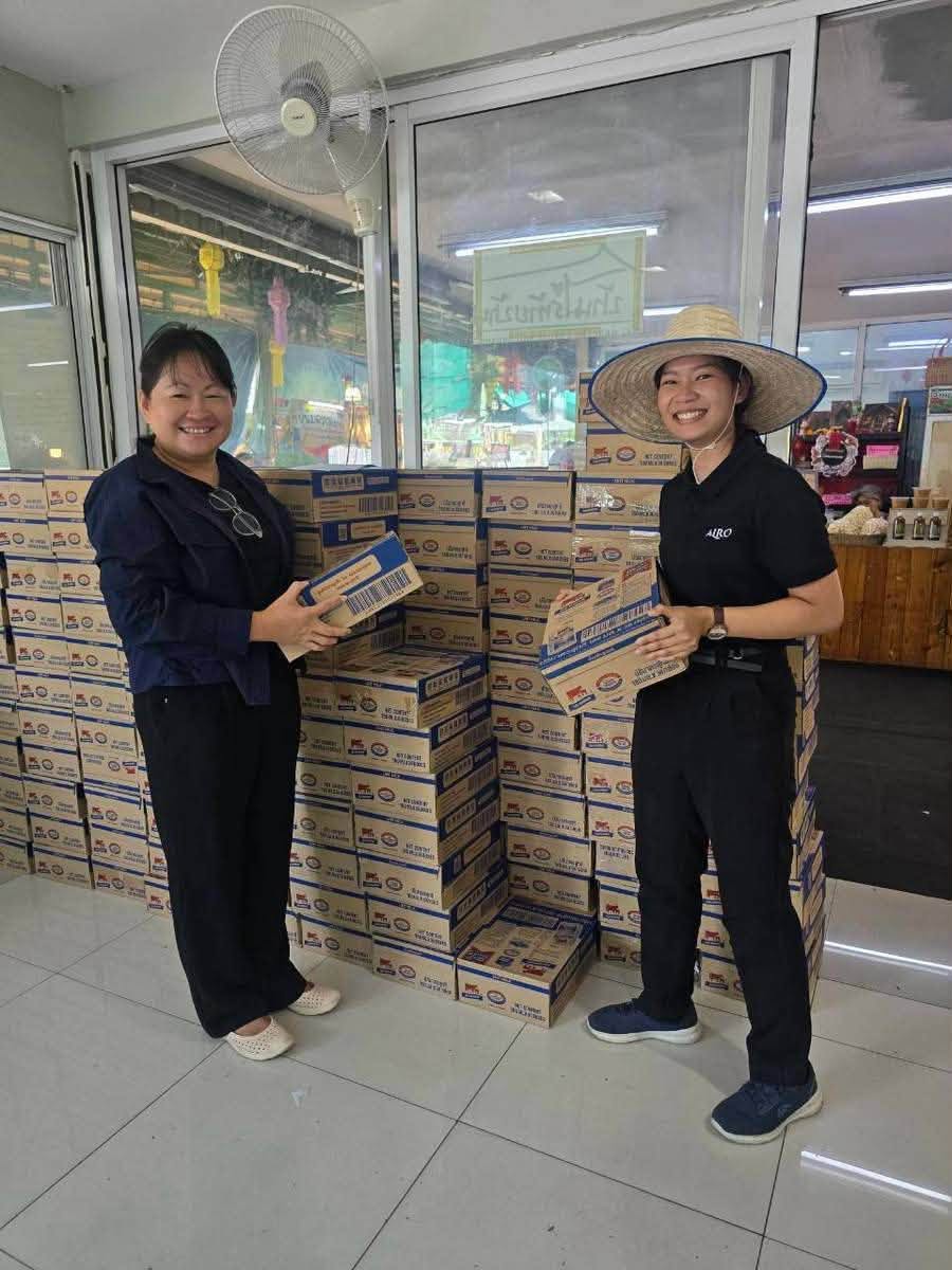 title - ส.ป.ก. ร่วมภารกิจขนส่ง “นม” UHT ไทย เดนมาร์ค จำนวน 6,000 กล่อง เพื่อช่วยเหลือประชาชนผู้ประสบภัยน้ำท่วมในพื้นที่กรุงเทพฯ และปริมณฑล