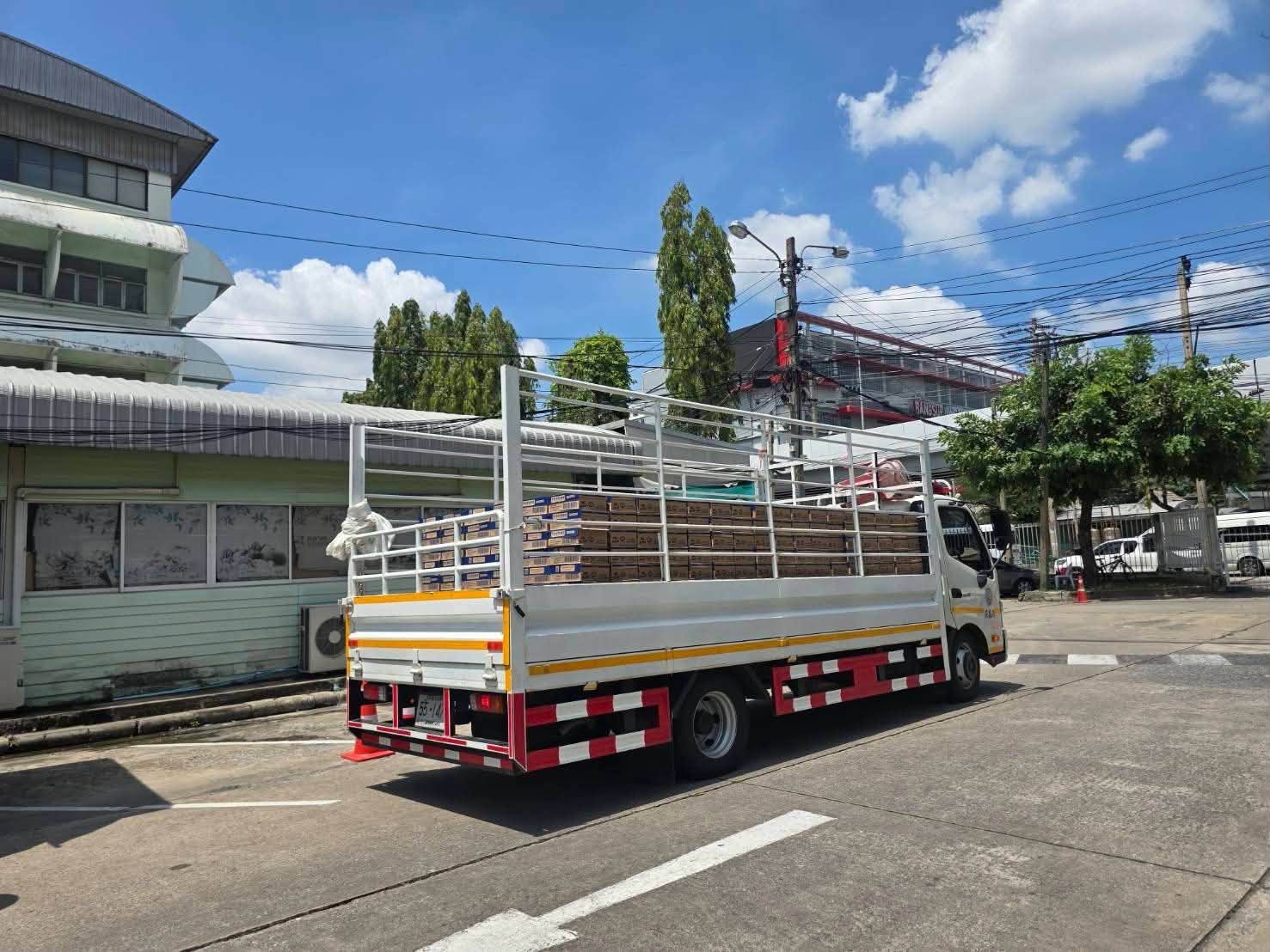 title - ส.ป.ก. ร่วมภารกิจขนส่ง “นม” UHT ไทย เดนมาร์ค จำนวน 6,000 กล่อง เพื่อช่วยเหลือประชาชนผู้ประสบภัยน้ำท่วมในพื้นที่กรุงเทพฯ และปริมณฑล
