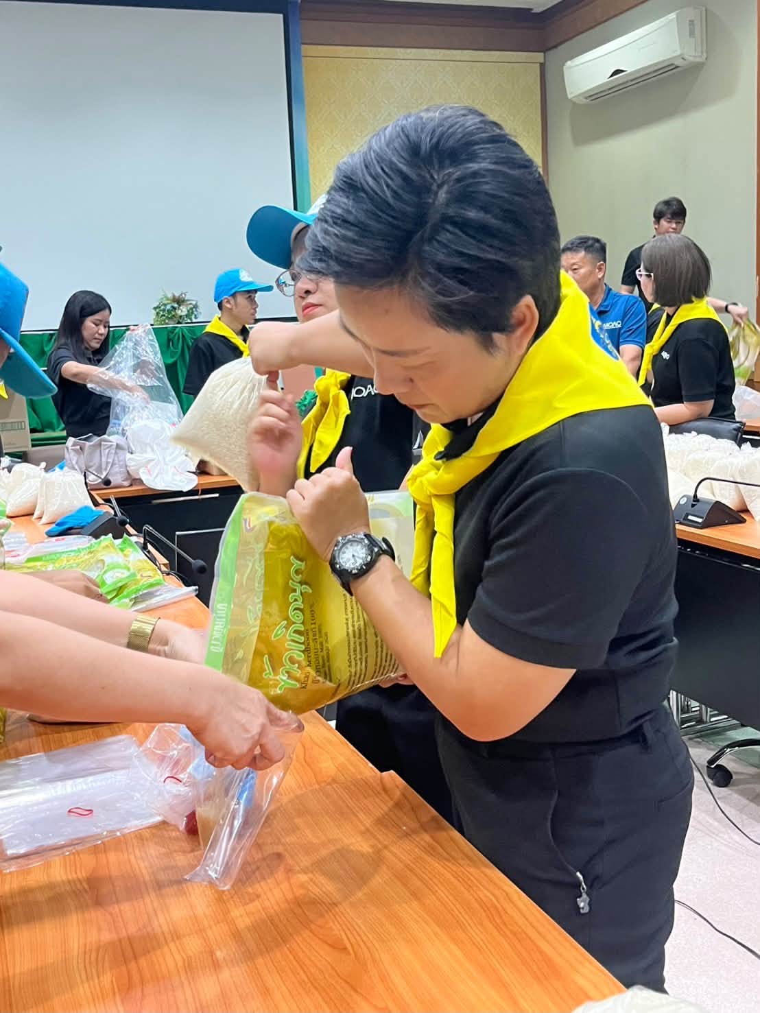 title - กปร ร่วมกิจกรรมจิตอาสาจัดเตรียมถุงยังชีพ จำนวน 300 ชุด ณ ห้องประชุมไชยยงค์ ชูชาติ ส.ป.ก. ถนนราชดำเนินนอก เพื่อช่วยเหลือประชาชนผู้ประสบภัยน้ำท่วมในพื้นที่กรุงเทพฯ และปริมณฑล