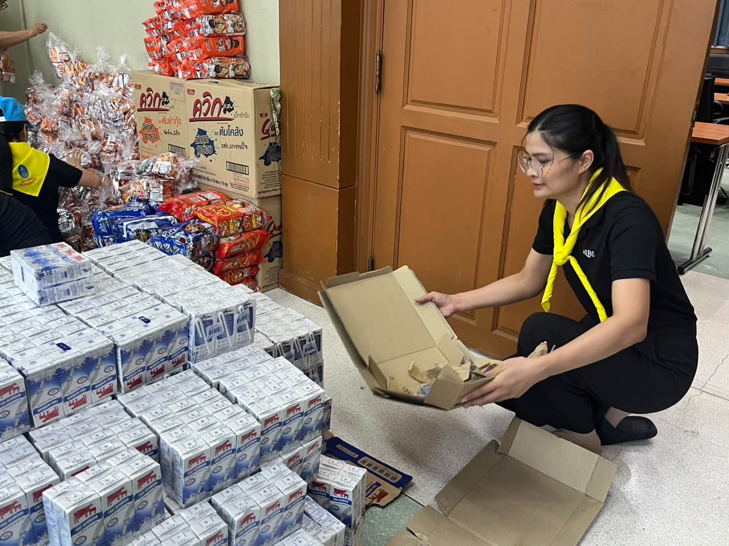 title - กปร ร่วมกิจกรรมจิตอาสาจัดเตรียมถุงยังชีพ จำนวน 300 ชุด ณ ห้องประชุมไชยยงค์ ชูชาติ ส.ป.ก. ถนนราชดำเนินนอก เพื่อช่วยเหลือประชาชนผู้ประสบภัยน้ำท่วมในพื้นที่กรุงเทพฯ และปริมณฑล