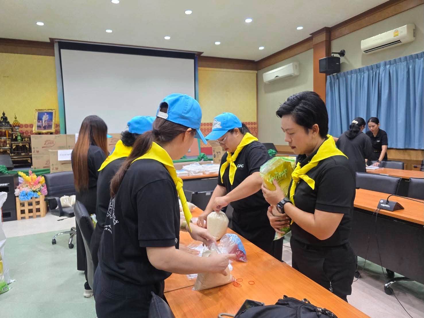 title - กปร ร่วมกิจกรรมจิตอาสาจัดเตรียมถุงยังชีพ จำนวน 300 ชุด ณ ห้องประชุมไชยยงค์ ชูชาติ ส.ป.ก. ถนนราชดำเนินนอก เพื่อช่วยเหลือประชาชนผู้ประสบภัยน้ำท่วมในพื้นที่กรุงเทพฯ และปริมณฑล
