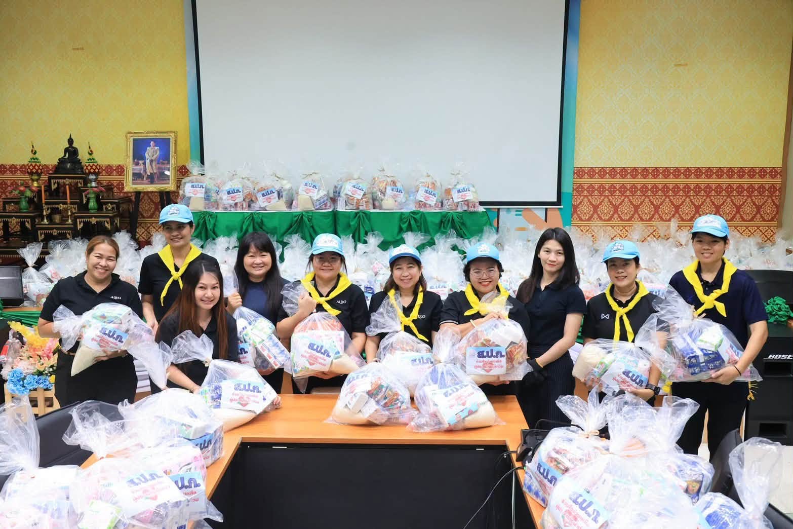title - กปร ร่วมกิจกรรมจิตอาสาจัดเตรียมถุงยังชีพ จำนวน 300 ชุด ณ ห้องประชุมไชยยงค์ ชูชาติ ส.ป.ก. ถนนราชดำเนินนอก เพื่อช่วยเหลือประชาชนผู้ประสบภัยน้ำท่วมในพื้นที่กรุงเทพฯ และปริมณฑล
