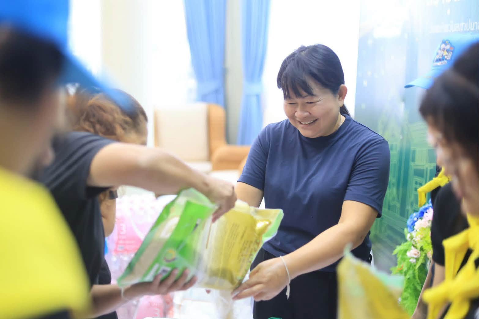 title - กปร ร่วมกิจกรรมจิตอาสาจัดเตรียมถุงยังชีพ จำนวน 300 ชุด ณ ห้องประชุมไชยยงค์ ชูชาติ ส.ป.ก. ถนนราชดำเนินนอก เพื่อช่วยเหลือประชาชนผู้ประสบภัยน้ำท่วมในพื้นที่กรุงเทพฯ และปริมณฑล