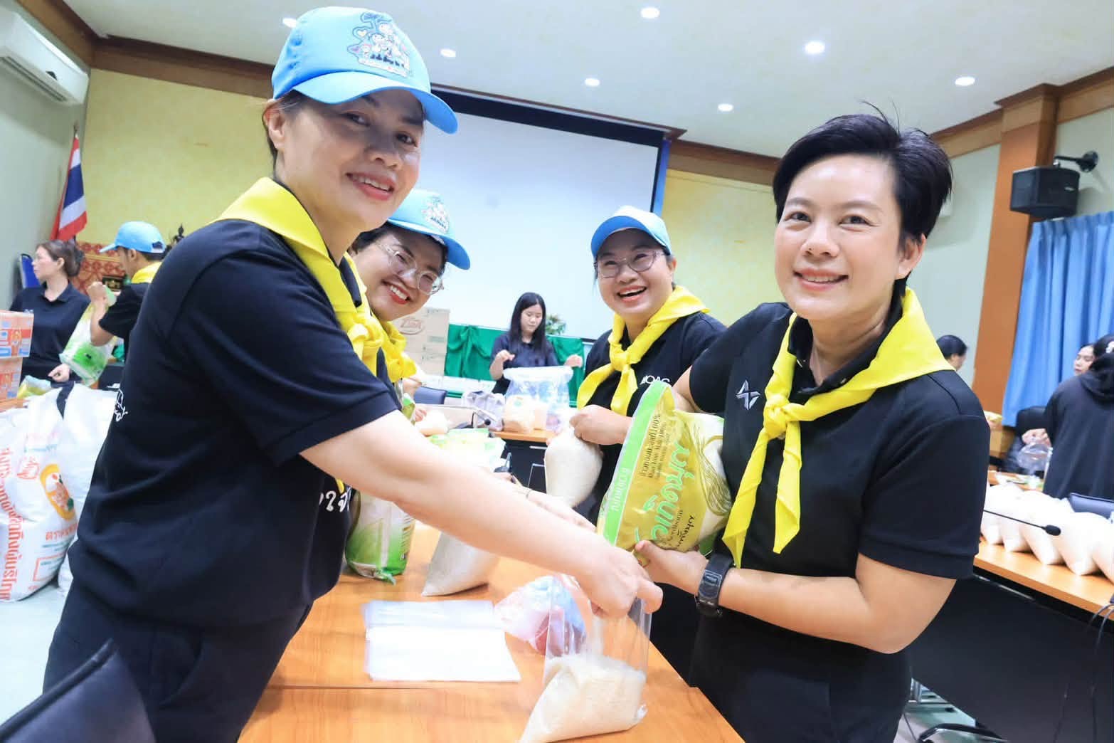title - กปร ร่วมกิจกรรมจิตอาสาจัดเตรียมถุงยังชีพ จำนวน 300 ชุด ณ ห้องประชุมไชยยงค์ ชูชาติ ส.ป.ก. ถนนราชดำเนินนอก เพื่อช่วยเหลือประชาชนผู้ประสบภัยน้ำท่วมในพื้นที่กรุงเทพฯ และปริมณฑล