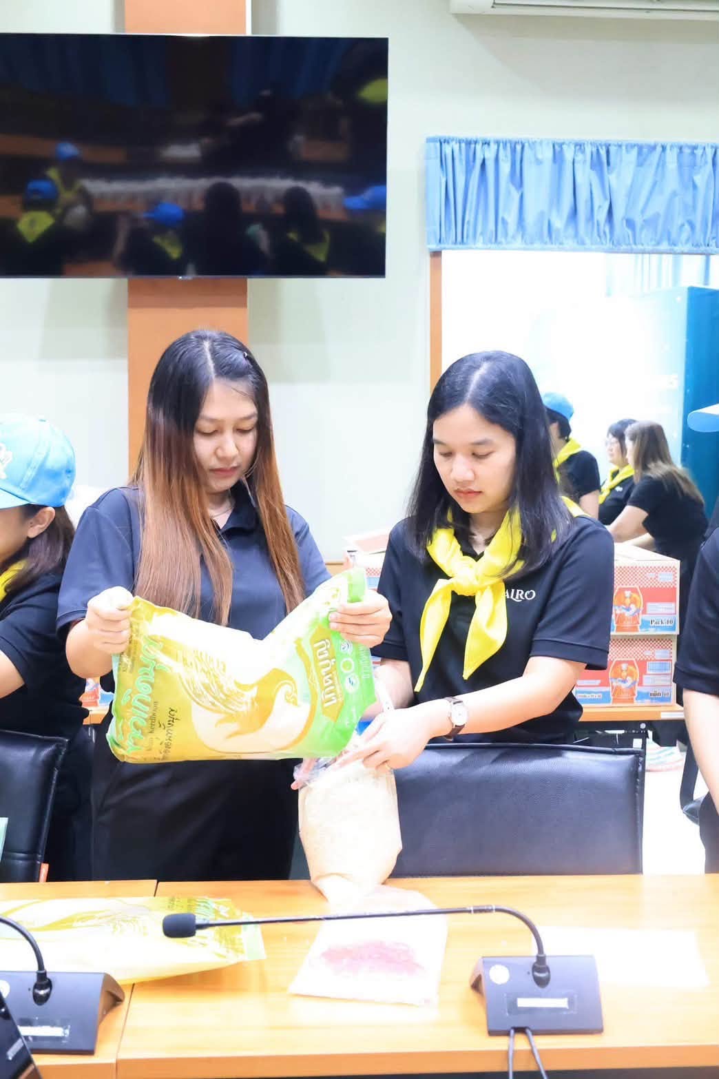 title - กปร ร่วมกิจกรรมจิตอาสาจัดเตรียมถุงยังชีพ จำนวน 300 ชุด ณ ห้องประชุมไชยยงค์ ชูชาติ ส.ป.ก. ถนนราชดำเนินนอก เพื่อช่วยเหลือประชาชนผู้ประสบภัยน้ำท่วมในพื้นที่กรุงเทพฯ และปริมณฑล
