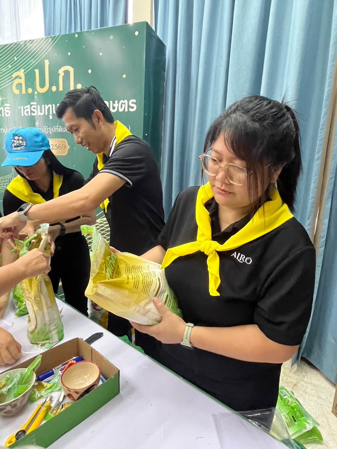 title - กปร ร่วมกิจกรรมจิตอาสาจัดเตรียมถุงยังชีพ จำนวน 300 ชุด ณ ห้องประชุมไชยยงค์ ชูชาติ ส.ป.ก. ถนนราชดำเนินนอก เพื่อช่วยเหลือประชาชนผู้ประสบภัยน้ำท่วมในพื้นที่กรุงเทพฯ และปริมณฑล