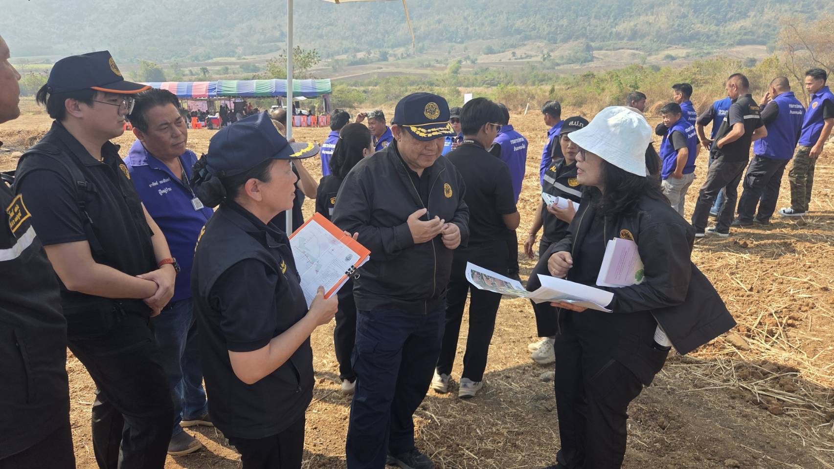 title - กปร. ลงพื้นที่ โครงการจัดที่ดินแปลงว่างให้เกษตรกรผู้ไร้ที่ดินทำกินในเขตปฏิรูปที่ดินจังหวัดเพชรบูรณ์  ตำบลบัววัฒนา อำเภอหนองไผ่ จังหวัดเพชรบูรณ์ และตรวจเยี่ยม กลุ่มหัตถกรรมแฝกและกก หมู่ที่ 3 บ้านโคกปรง ตำบลโคกปรง อำเภอวิเชียรบุรี จังหวัดเพชรบูรณ์&nbsp;