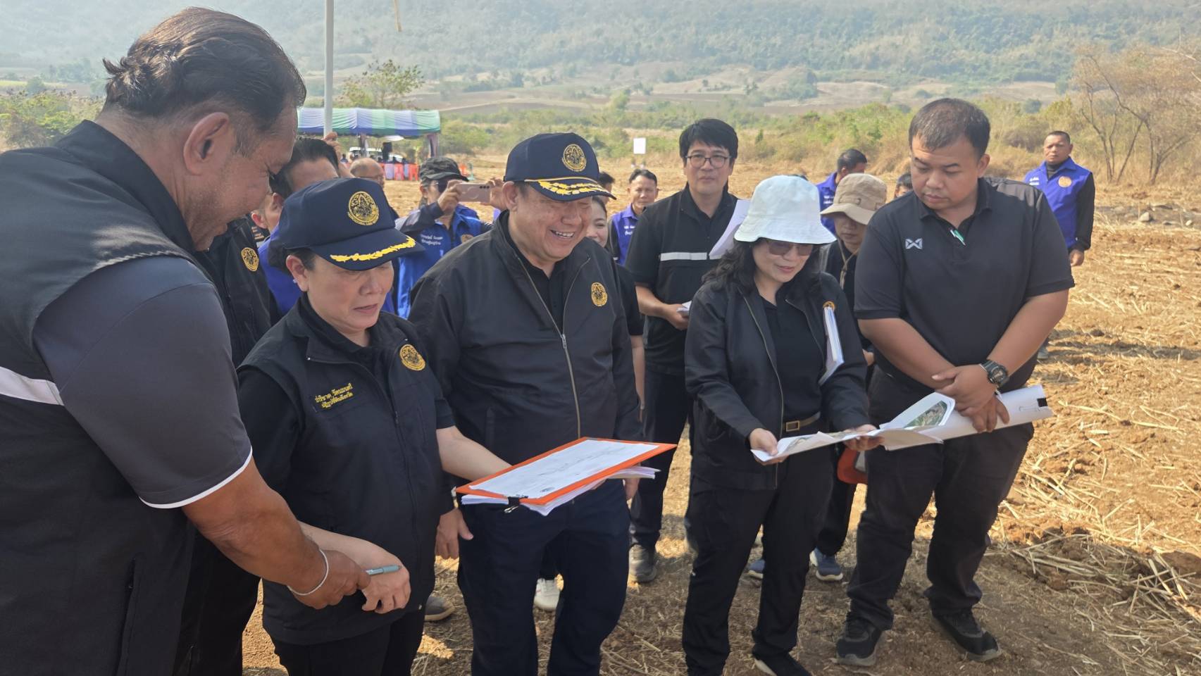 title - กปร. ลงพื้นที่ โครงการจัดที่ดินแปลงว่างให้เกษตรกรผู้ไร้ที่ดินทำกินในเขตปฏิรูปที่ดินจังหวัดเพชรบูรณ์  ตำบลบัววัฒนา อำเภอหนองไผ่ จังหวัดเพชรบูรณ์ และตรวจเยี่ยม กลุ่มหัตถกรรมแฝกและกก หมู่ที่ 3 บ้านโคกปรง ตำบลโคกปรง อำเภอวิเชียรบุรี จังหวัดเพชรบูรณ์&nbsp;