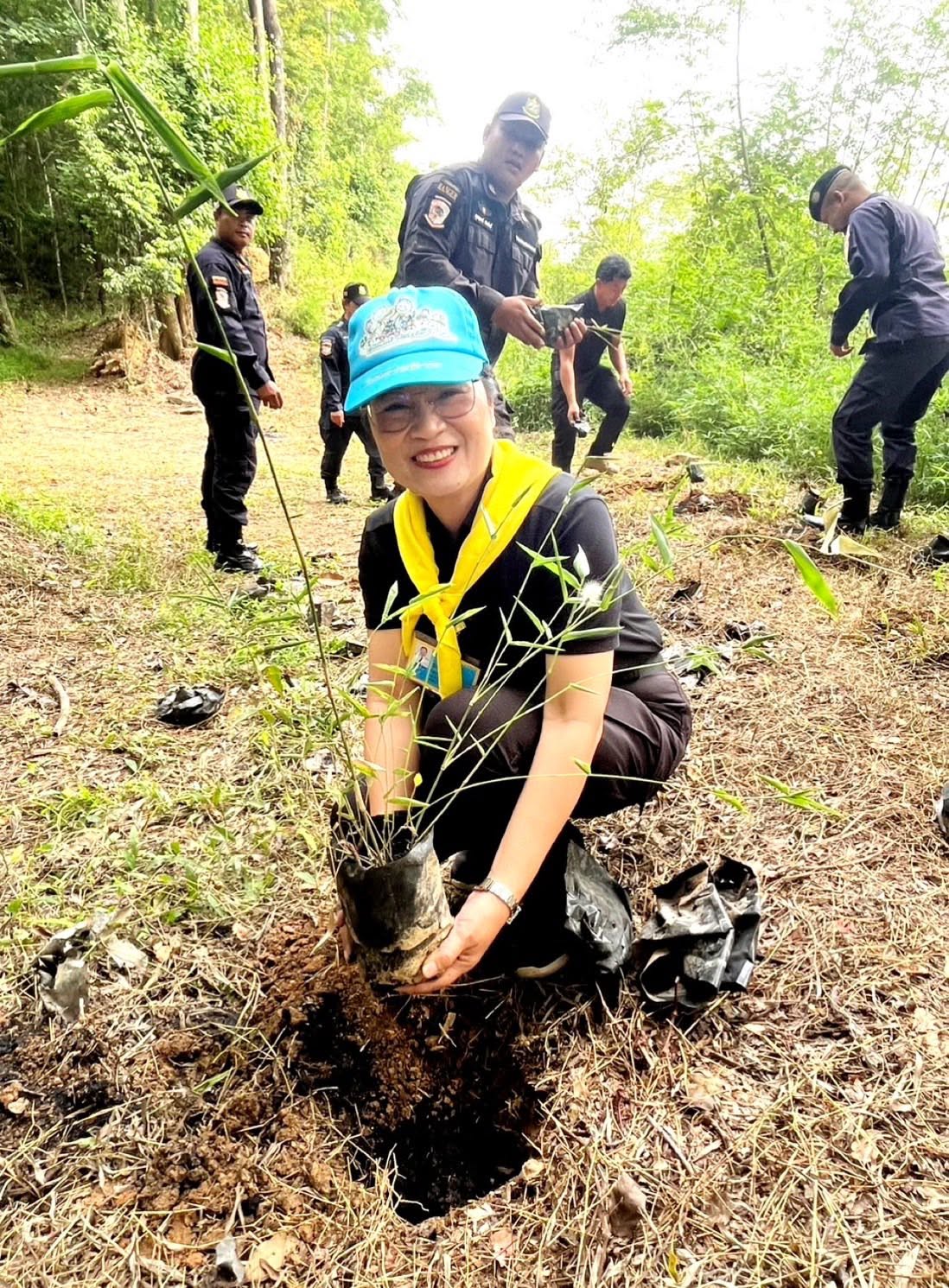 title - กองประสานงานโครงการพระราชดำริและโครงการพิเศษ ส.ป.ก. ร่วมกิจกรรมปลูกไผ่หนามเป็นรั้วธรรมชาติเสริมแนวคูกันช้าง ภายใต้โครงการพัชรสุธาคชานุรักษ์ จังหวัดสระแก้ว