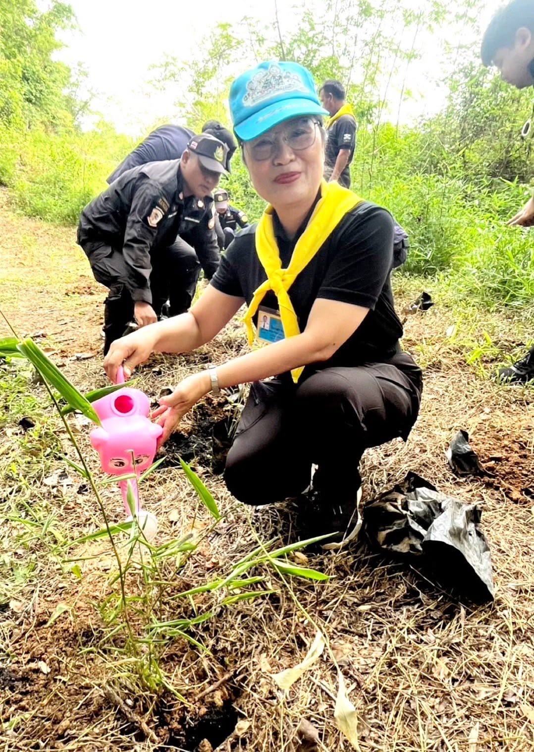 title - กองประสานงานโครงการพระราชดำริและโครงการพิเศษ ส.ป.ก. ร่วมกิจกรรมปลูกไผ่หนามเป็นรั้วธรรมชาติเสริมแนวคูกันช้าง ภายใต้โครงการพัชรสุธาคชานุรักษ์ จังหวัดสระแก้ว
