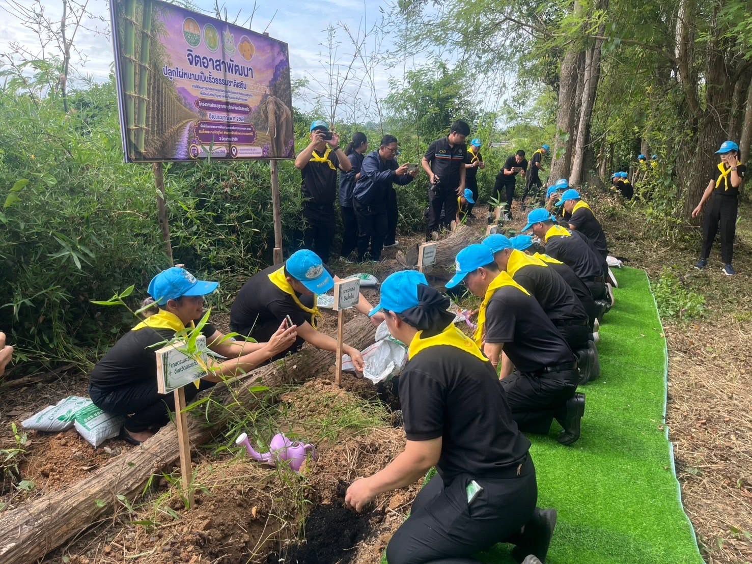 title - กองประสานงานโครงการพระราชดำริและโครงการพิเศษ ส.ป.ก. ร่วมกิจกรรมปลูกไผ่หนามเป็นรั้วธรรมชาติเสริมแนวคูกันช้าง ภายใต้โครงการพัชรสุธาคชานุรักษ์ จังหวัดสระแก้ว