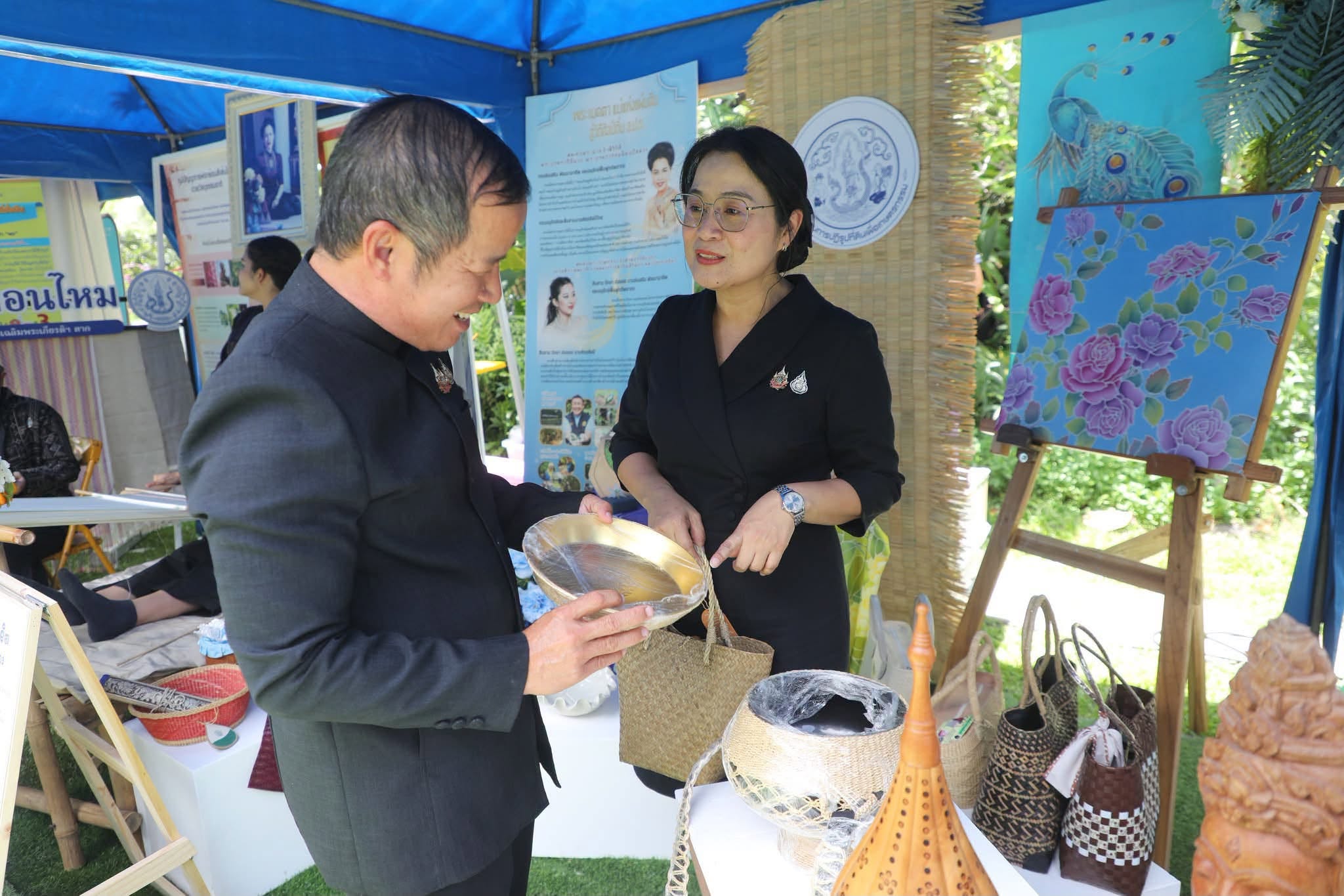 title - กองประสานงานโครงการพระราชดำริและโครงการพิเศษ ร่วมงานแถลงข่าว “สีสรรพรรณไม้ เทิดไท้บรมราชินีนาถ” ประจำปี 2569