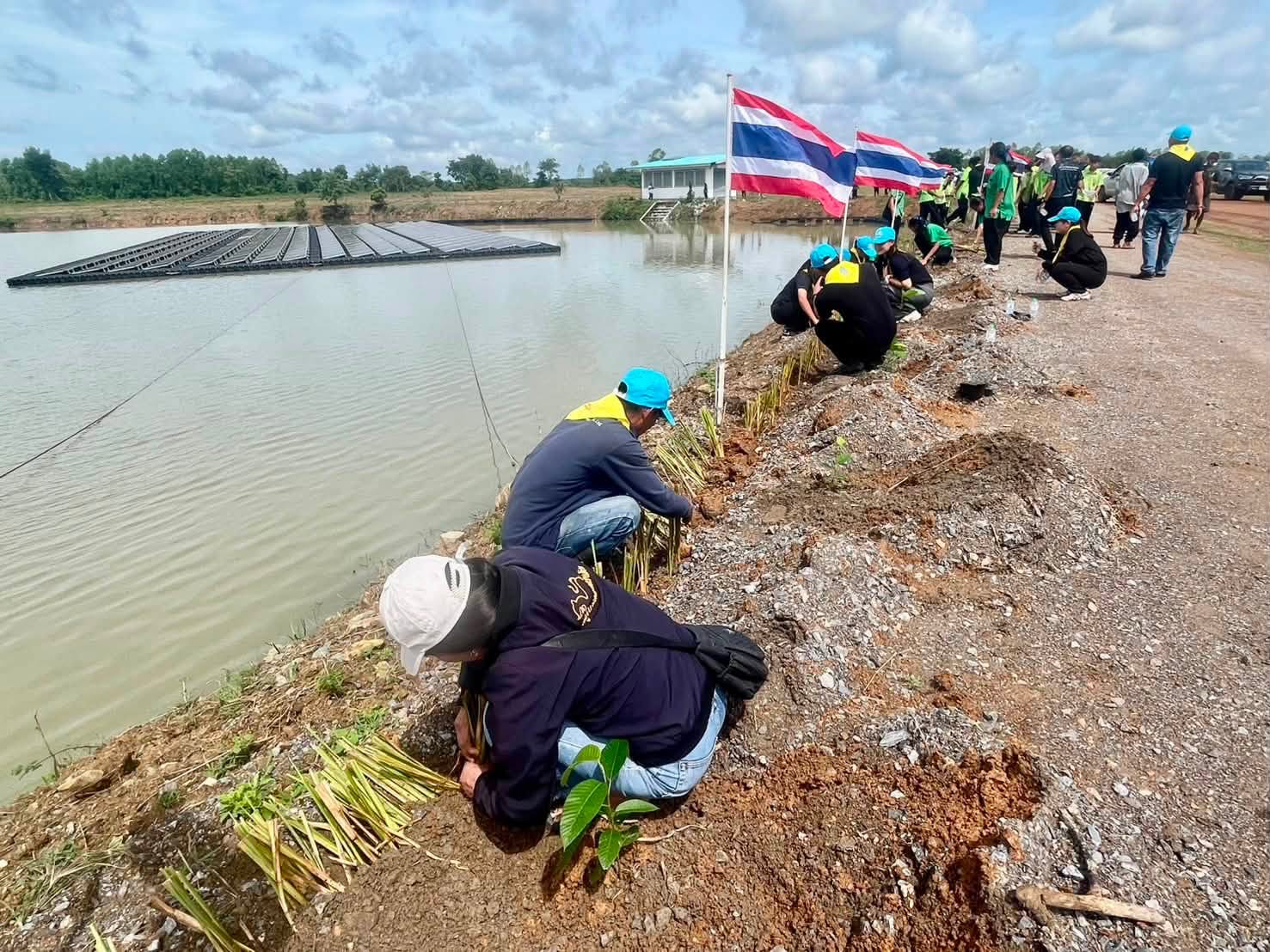 title - กองประสานงานโครงการพระราชดำริและโครงการพิเศษ ส.ป.ก. ร่วมกิจกรรมปลูกไผ่หนามเป็นรั้วธรรมชาติเสริมแนวคูกันช้าง ภายใต้โครงการพัชรสุธาคชานุรักษ์ จังหวัดฉะเชิงเทรา