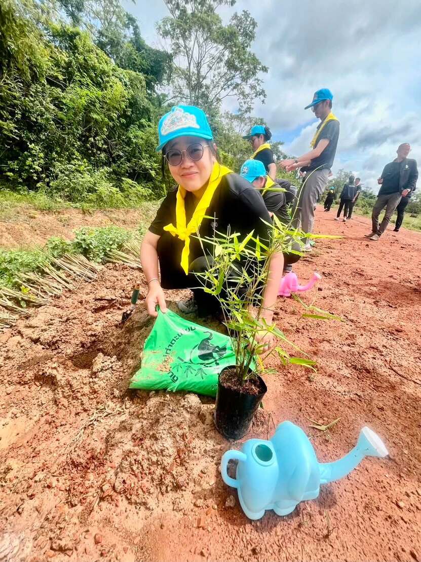 title - กองประสานงานโครงการพระราชดำริและโครงการพิเศษ ส.ป.ก. ร่วมกิจกรรมปลูกไผ่หนามเป็นรั้วธรรมชาติเสริมแนวคูกันช้าง ภายใต้โครงการพัชรสุธาคชานุรักษ์ จังหวัดฉะเชิงเทรา