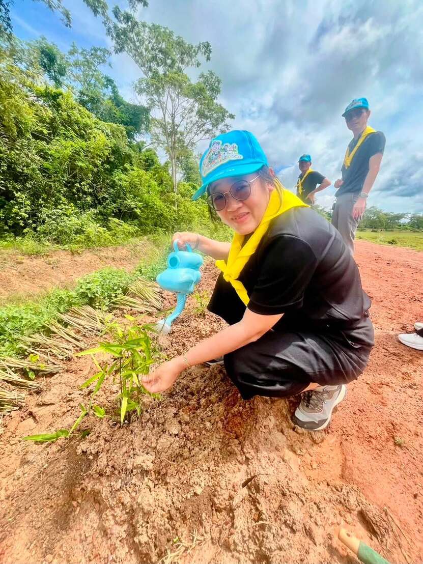 title - กองประสานงานโครงการพระราชดำริและโครงการพิเศษ ส.ป.ก. ร่วมกิจกรรมปลูกไผ่หนามเป็นรั้วธรรมชาติเสริมแนวคูกันช้าง ภายใต้โครงการพัชรสุธาคชานุรักษ์ จังหวัดฉะเชิงเทรา