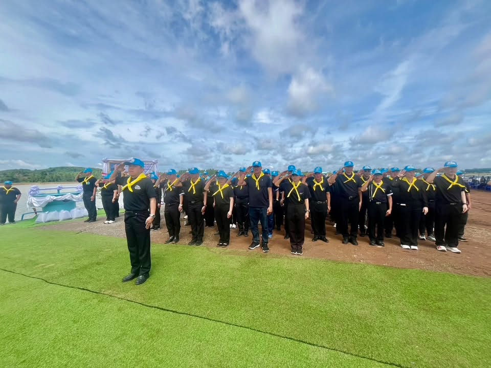 title - กองประสานงานโครงการพระราชดำริและโครงการพิเศษ ส.ป.ก. ร่วมกิจกรรมปลูกไผ่หนามเป็นรั้วธรรมชาติเสริมแนวคูกันช้าง ภายใต้โครงการพัชรสุธาคชานุรักษ์ จังหวัดฉะเชิงเทรา