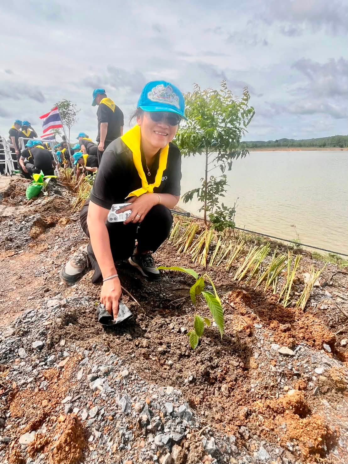 title - กองประสานงานโครงการพระราชดำริและโครงการพิเศษ ส.ป.ก. ร่วมกิจกรรมปลูกไผ่หนามเป็นรั้วธรรมชาติเสริมแนวคูกันช้าง ภายใต้โครงการพัชรสุธาคชานุรักษ์ จังหวัดฉะเชิงเทรา