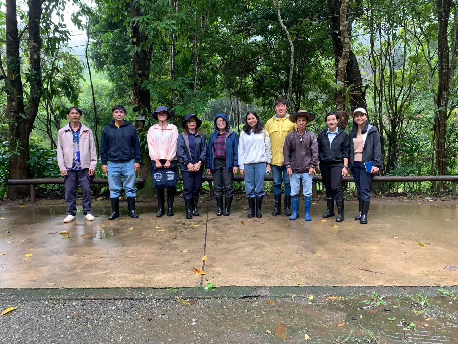 สวพส. และ กปร. ส.ป.ก. ร่วมสำรวจพื้นที่​ธนาคาร​อาหารชุมชนบ้านกองแหะ เพื่อ​เตรียม​เพาะขยายเชื้อเห็ดที่เหมาะกับพื้นที่​สูง