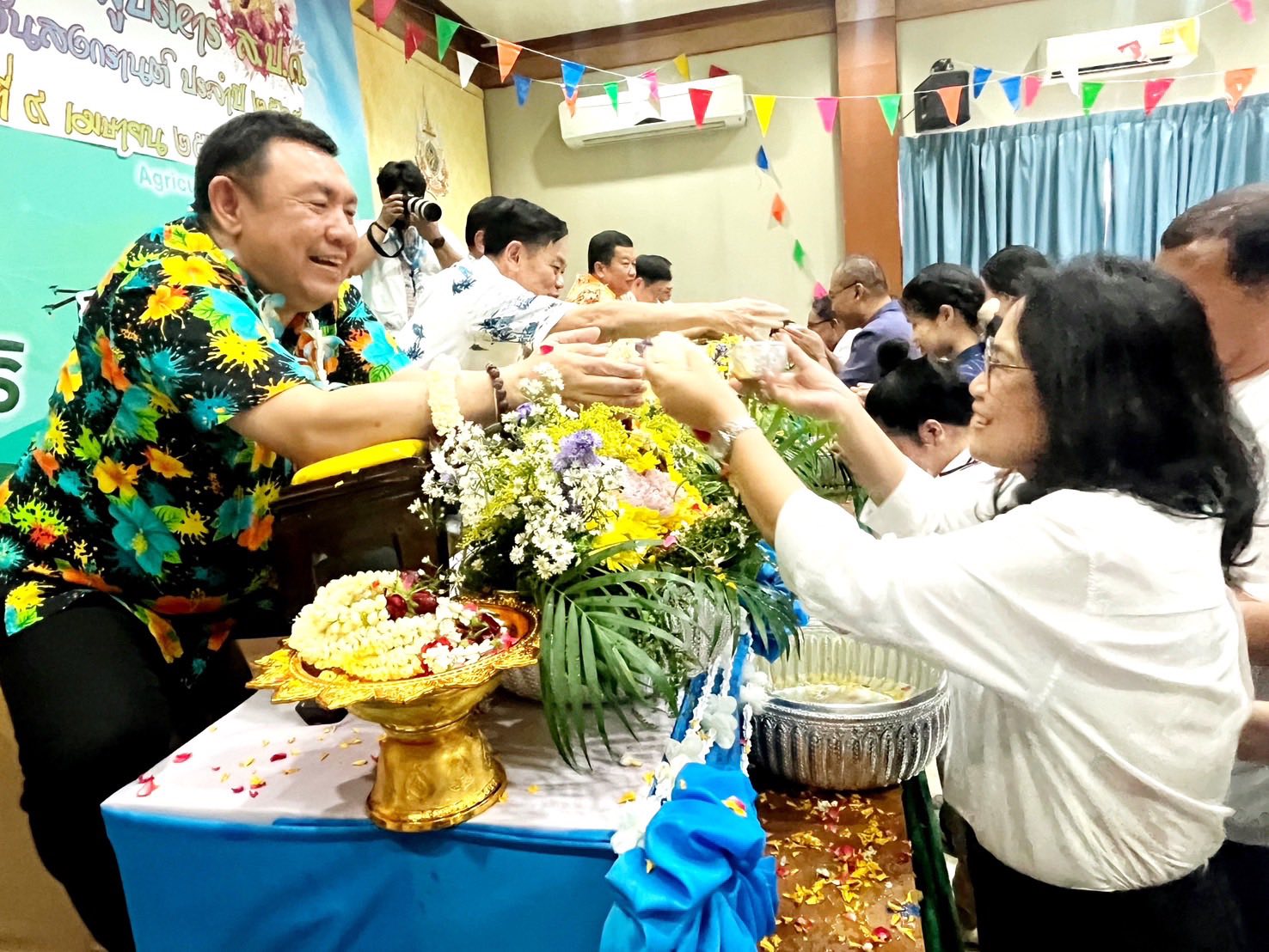title - กปร. ร่วมพิธีสรงน้ำพระพุทธรูป และขอพรผู้บริหาร ส.ป.ก. เนื่องในประเพณีสงกรานต์ ประจำปี 2569