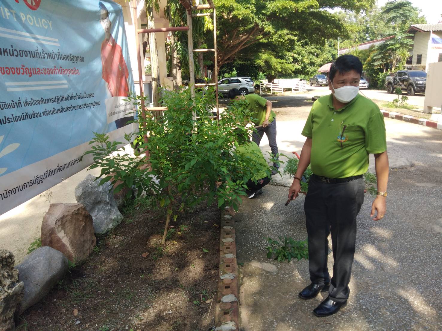 ส.ป.ก.สระแก้ว ร่วมปรับปรุงเต็นท์จุดรอรับบริการของประชาชน และทำความสะอาดปรับปรุงภูมิทัศน์ บริเวณหน้าสำนักงาน