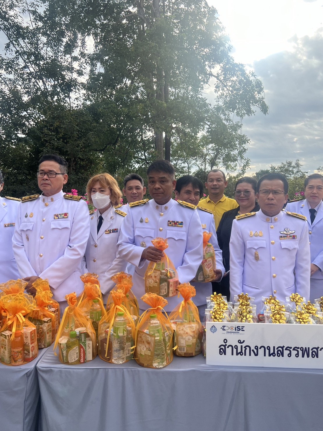 ส.ป.ก.สระแก้ว ร่วมพิธีทำบุญตักบาตรแด่พระสงฆ์และสามเณร เนื่องในวันคล้ายวันพระบรมราชสมภพ พระบาทสมเด็จพระบรมชนกาธิเบศร มหาภูมิพลอดุลยเดชมหาราช บรมนาถบพิตร วันชาติ และวันพ่อแห่งชาติ