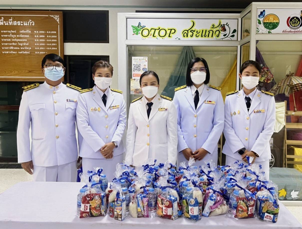 ส.ป.ก.สระแก้ว ร่วมพิธีเจริญพระพุทธมนต์และเทศน์บทพระธรรมเทศนา อุภินนมัตถจรกตา เฉลิมพระธรรมบารมีรวมทั้งทำบุญตักบาตรถวายพระราชกุศล เนื่องในโอกาสมหามงคลเฉลิมพระชนมพรรษา 90 พรรษา สมเด็จพระนางเจ้าสิริกิติ์ พระบรมราชินีนาถ พระบรมราชชนนีพันปีหลวง