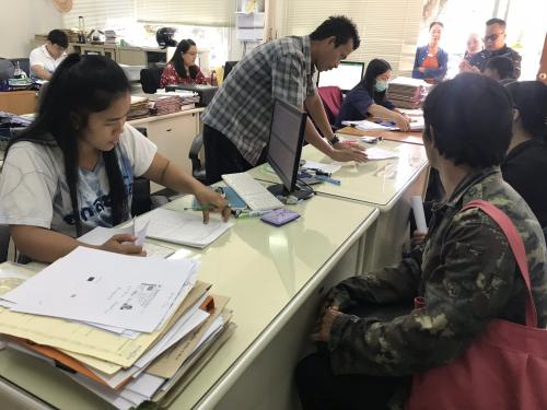 บรรยากาศศูนย์บริการประชาชน ของ ส.ป.ก.สกลนคร.ให้บริการประชาชน เกษตรกร และผู้มาติดต่อขอรับบริการอย่างต่อเนื่อง
