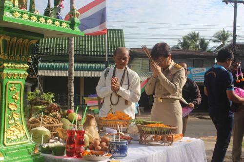 นางสาวจันทนา จิตการค้า ปฏิรูปที่ดินจังหวัดสกลนคร พร้อมด้วยข้าราชการ เจ้าหน้าที่ ร่วมตั้งศาลพระภูมิเจ้าที่ (พระชัยมงคล)