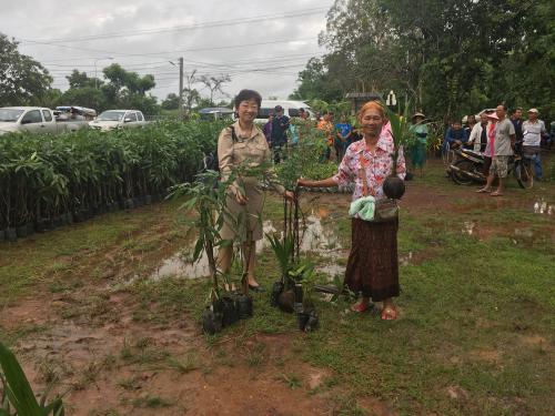 อบรมให้ความรู้เรื่องวิธีการปลูกป่า ปลูกไม้ ปลูกพืช ตามรูปแบบการปลูกไม้๓ อย่าง ประโยชน์ ๔ อย่างในเขตปฏิรูปที่ดินตำบลนาเพียง