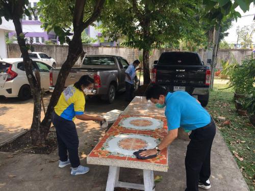 ทำความสะอาดสถานที่ ที่นั่งพักของเกษตรกร ศูนย์บริการประชาชนชั่วคราว ตามมาตรการควบคุมและป้องกันการแพร่กระจายของเชื้อโรคโควิด-๑๙