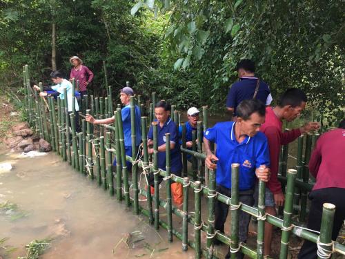 สำนักงานการปฎิรูปที่ดินจังหวัดสกลนคร ดำเนินการก่อสร้างฝายชะลอน้ำชั่วคราวลำห้วยขี้หมู หมู่ที่ ๕  ตำบลนาคำ อำเภอวานรนิวาส จังหวัดสกลนคร