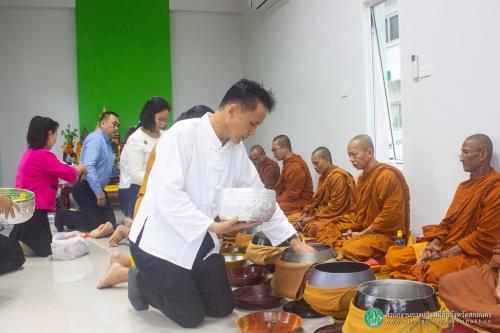 ทำบุญตักบาตร อาคารศูนย์บริการประชาชนสำนักงานการปฏิรูปที่ดินจังหวัดสกลนคร