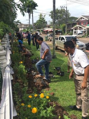 ข้าราชการ เจ้าหน้าที่สำนักงานการปฏิรูปที่ดินจังหวัดสกลนครและประชาชน ร่วมใจปลูกดอกดาวเรืองเพื่อถวายเป็นพระราชกุศลแด่พระบาทสมเด็จพระปรมินทรมหาภูมิพล อดุลยเดช รัชกาลที่ 9