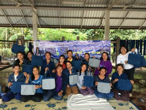 โครงการฝึกอบรมศิลปาชีพเพื่อวิสาหกิจชุมชน ปีงบประมาณ 2561 หลักสูตรการตัดเย็บกระเป๋าผ้าคราม