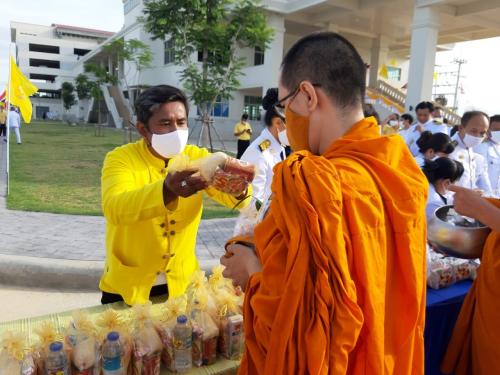 พิธีทำบุญตักบาตรถวายเป็นพระราชกุศลแด่พระบาทสมเด็จพระเจ้าอยู่หัวเนื่องในโอกาสวันเฉลิมพระชนมพรรษา 28 กรกฎาคม 2563